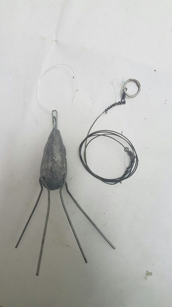  The sinker is a grapnel with thick wires. This one is 8oz so it loads my rod nicely. I use a low breaking strain nylon and I've tied it to about 30 -35cm 90ln steel