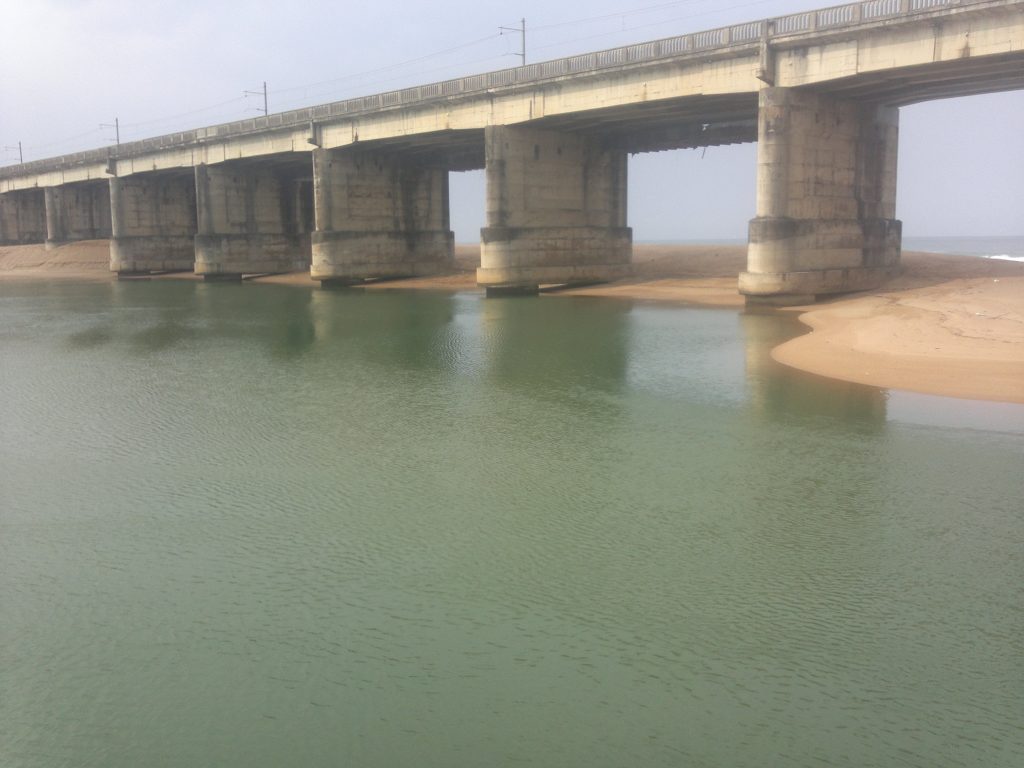 The Umzimkulu River gets that clean green estuary colour right through winter.