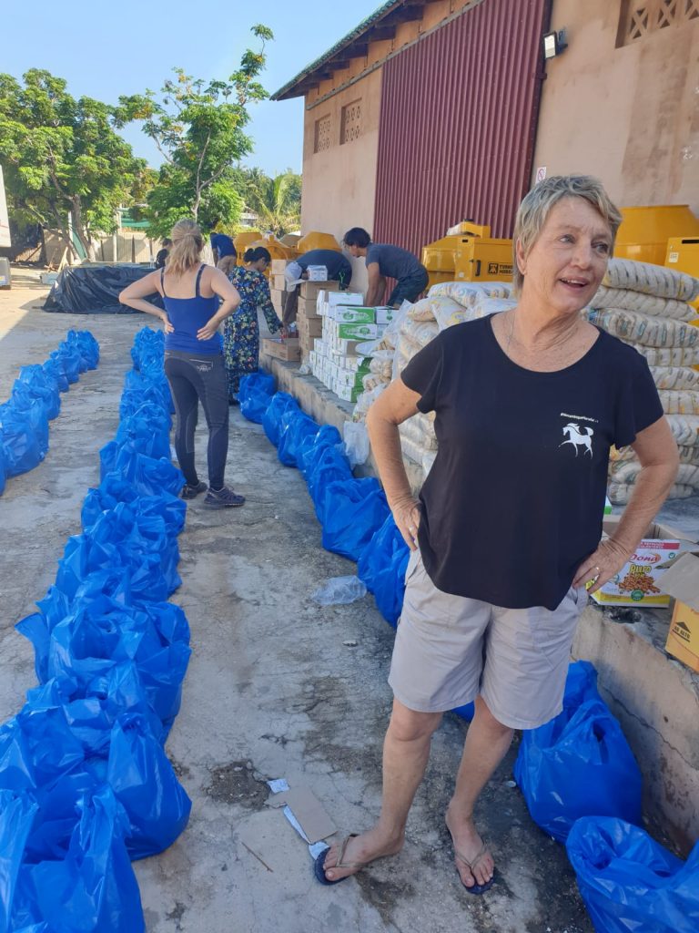 Author and celebrity in Vilankulos, Mandy Redzlaff, in the thick of it again.